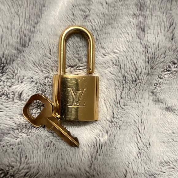LV lock & key- Shiny - Picture 1 of 6